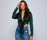 Haut élégant et raffiné à col noué sur le devant